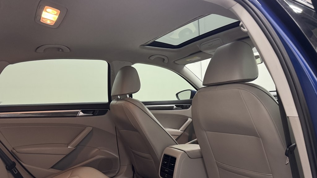 2016 Volkswagen Passat Image 25