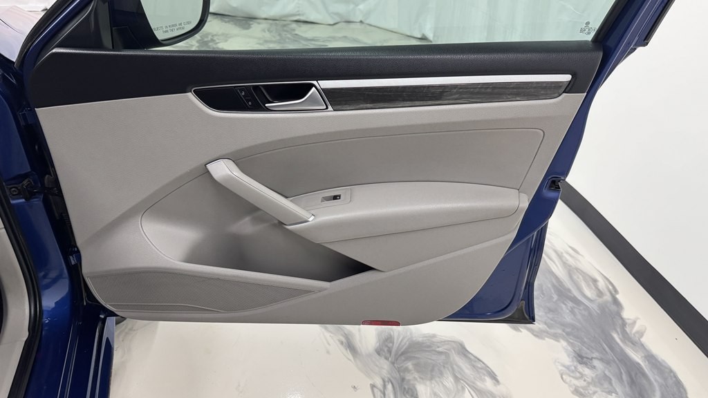 2016 Volkswagen Passat Image 26
