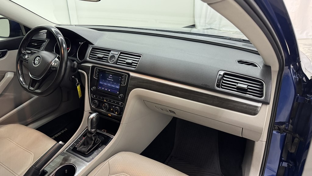 2016 Volkswagen Passat Image 27