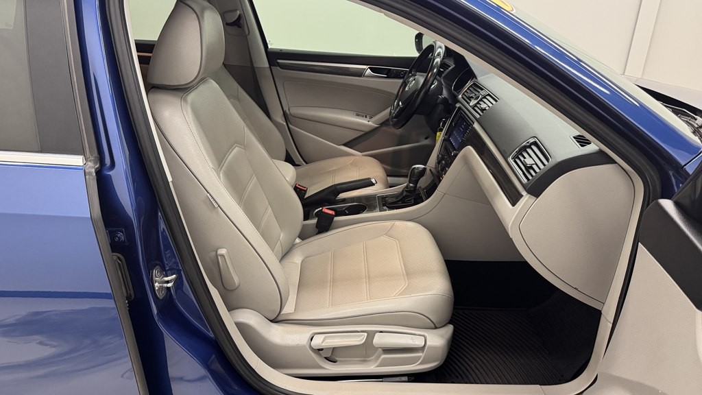2016 Volkswagen Passat Image 28
