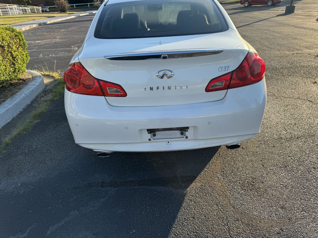 2011 INFINITI G37 Image 4
