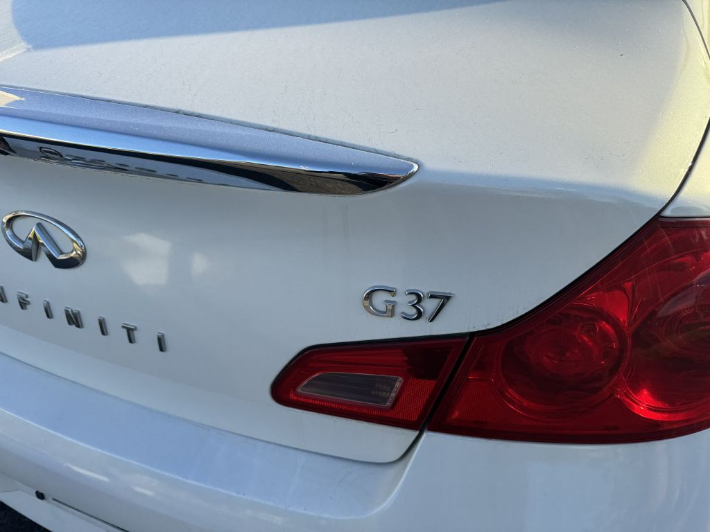 2011 INFINITI G37 Image 5