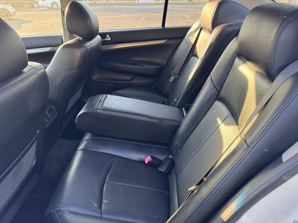 2011 INFINITI G37 Image 8