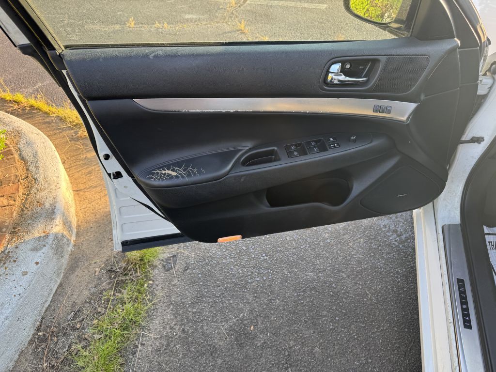 2011 INFINITI G37 Image 10