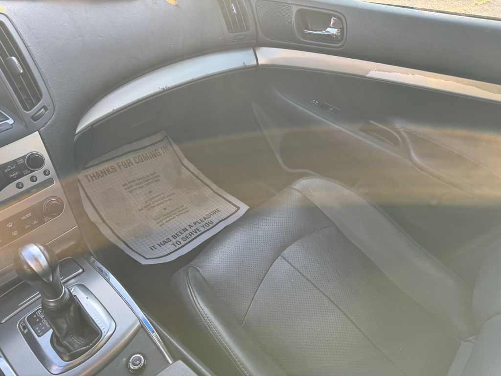 2011 INFINITI G37 Image 12