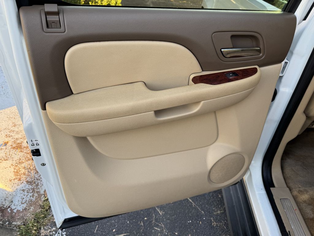 2011 Chevrolet Suburban Image 11