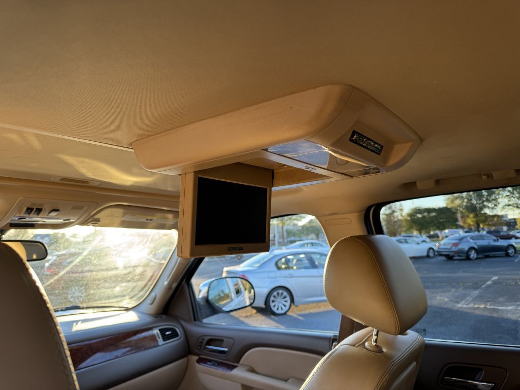 2011 Chevrolet Suburban Image 14