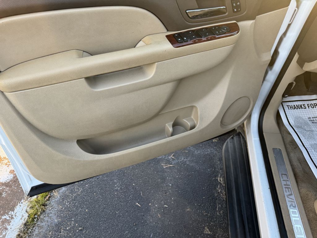 2011 Chevrolet Suburban Image 17