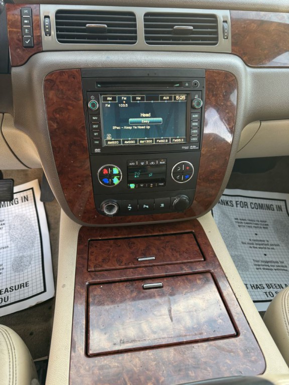 2011 Chevrolet Suburban Image 19