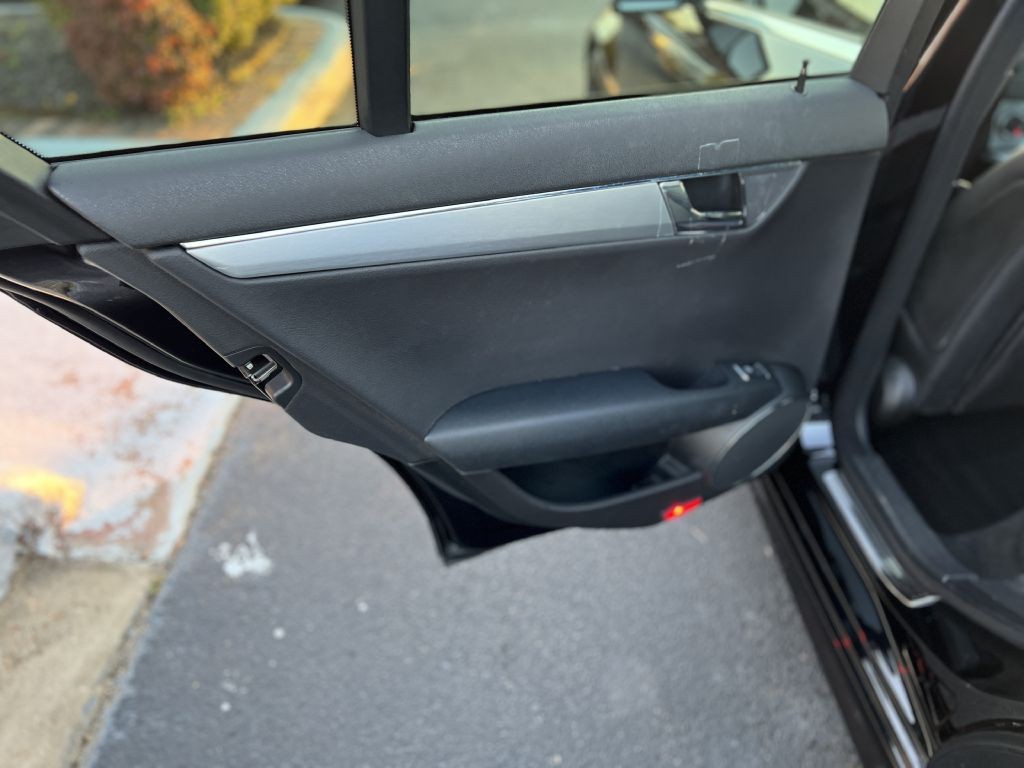 2010 Mercedes-Benz C-Class Image 9