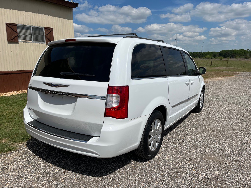 2016 Chrysler Town & Country Image 3