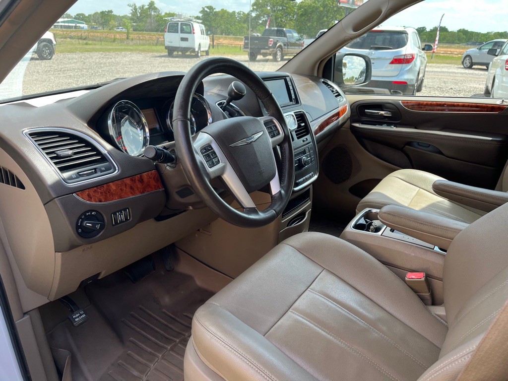 2016 Chrysler Town & Country Image 5