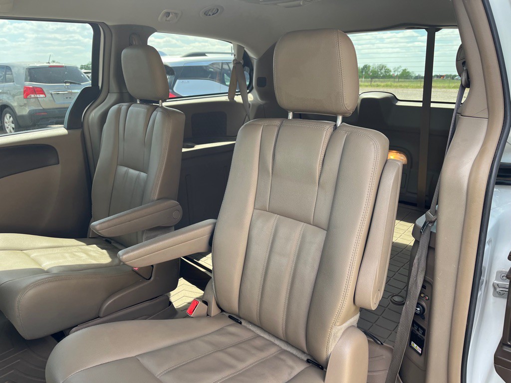 2016 Chrysler Town & Country Image 6
