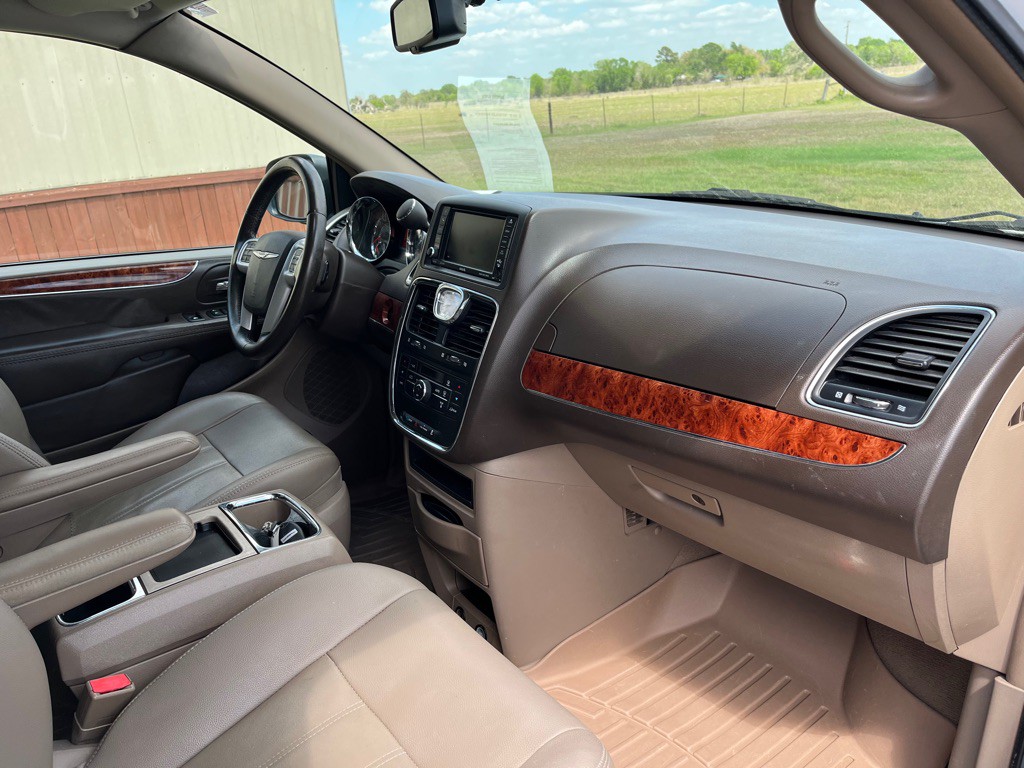 2016 Chrysler Town & Country Image 7