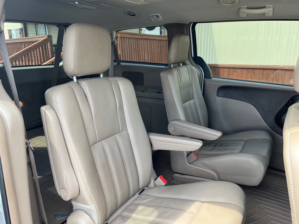 2016 Chrysler Town & Country Image 9