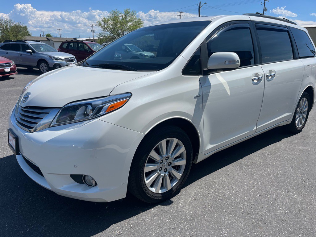 2017 Toyota Sienna Image 2