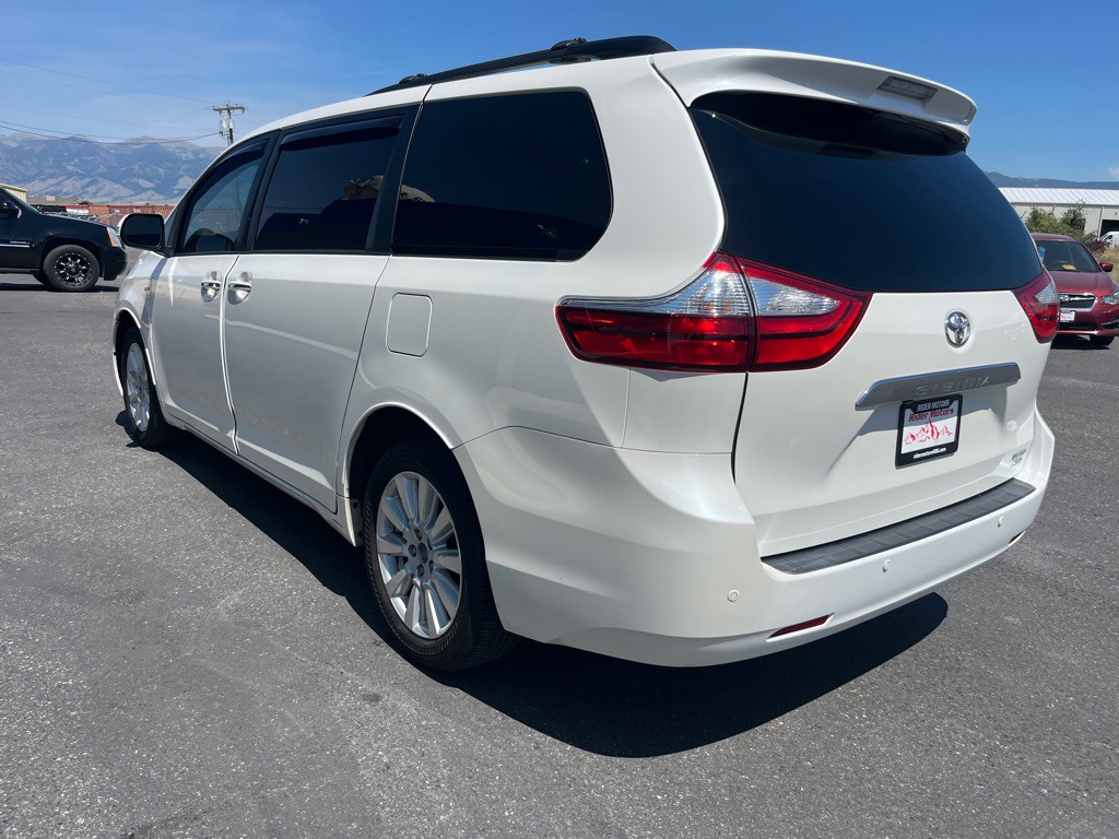 2017 Toyota Sienna Image 3