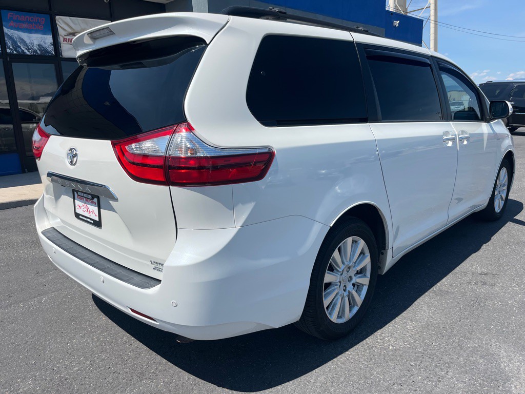 2017 Toyota Sienna Image 4