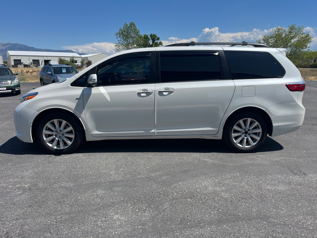 2017 Toyota Sienna Image 7