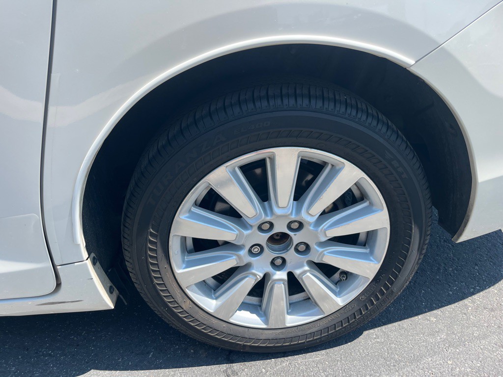 2017 Toyota Sienna Image 9