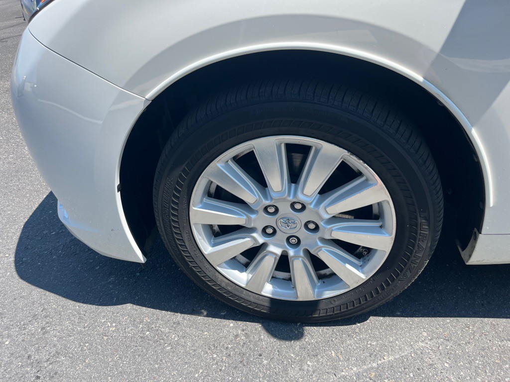 2017 Toyota Sienna Image 10