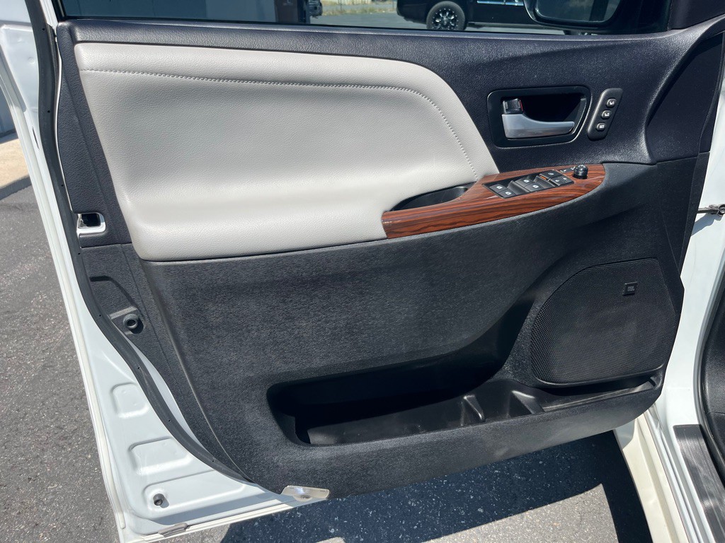 2017 Toyota Sienna Image 11