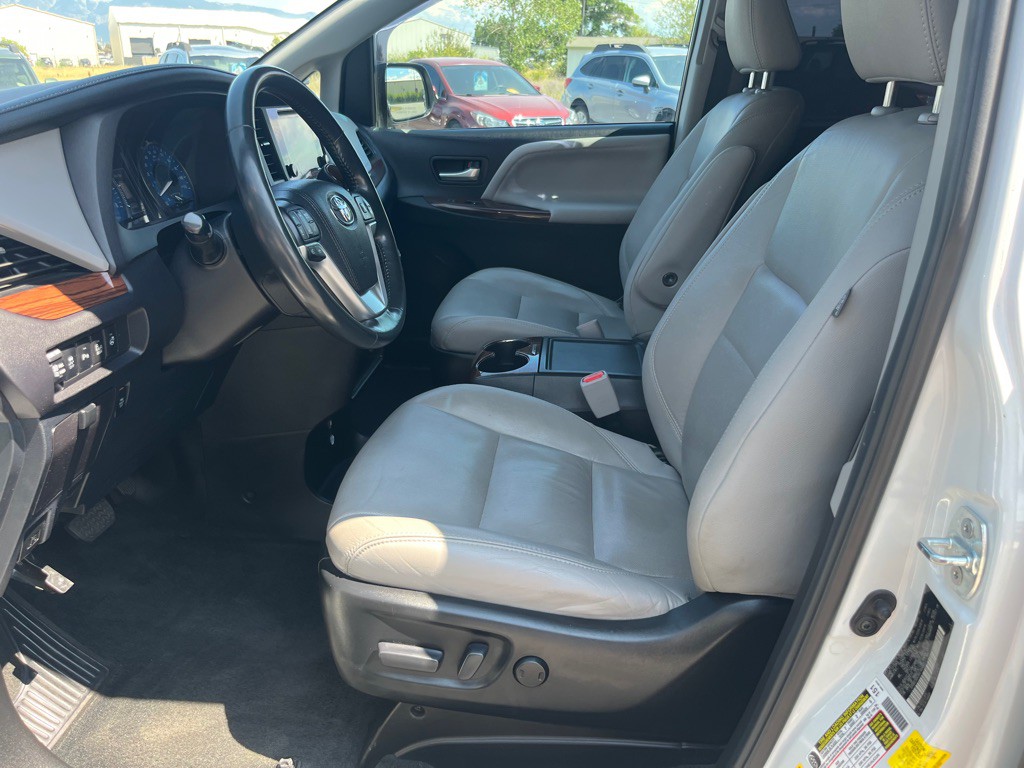 2017 Toyota Sienna Image 12