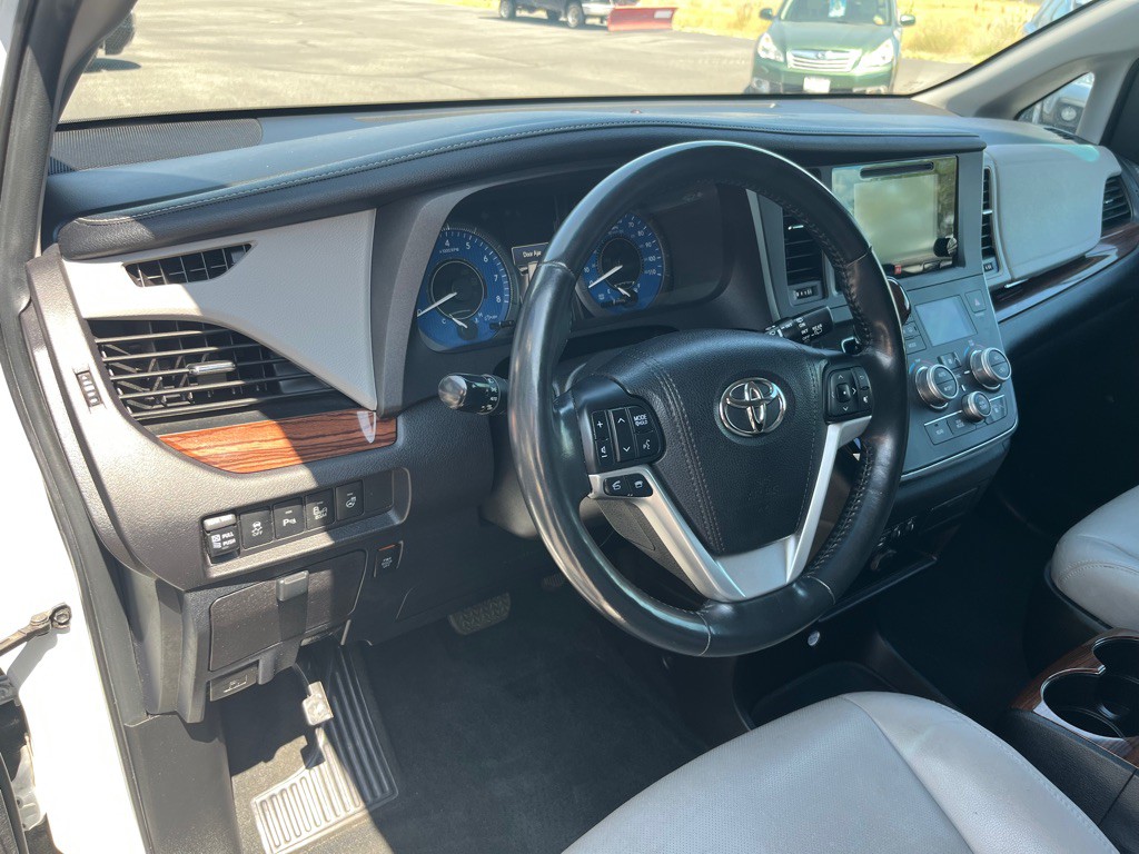 2017 Toyota Sienna Image 13