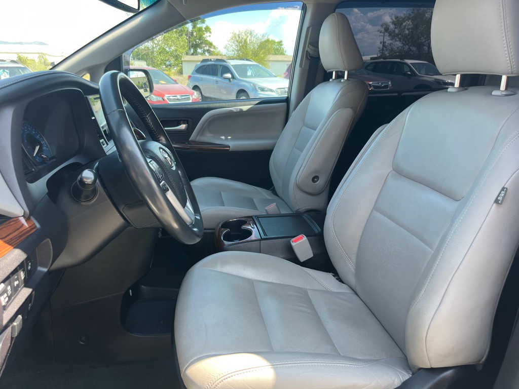 2017 Toyota Sienna Image 14