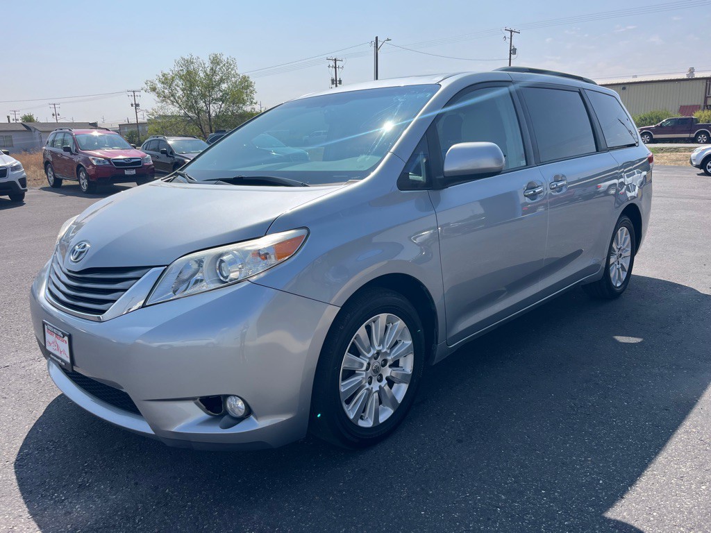 2011 Toyota Sienna Image 2