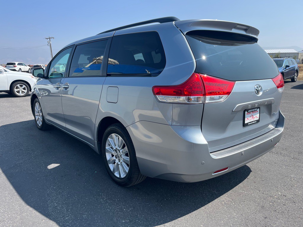 2011 Toyota Sienna Image 3