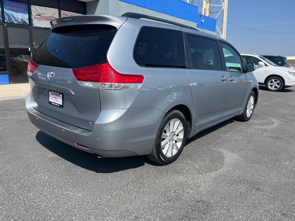 2011 Toyota Sienna Image 4