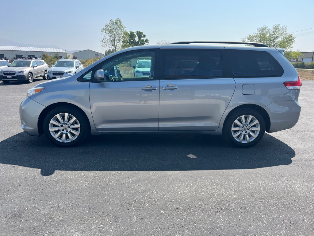 2011 Toyota Sienna Image 7