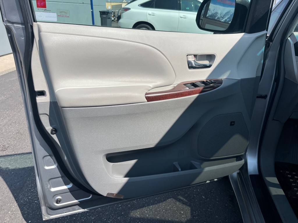 2011 Toyota Sienna Image 11