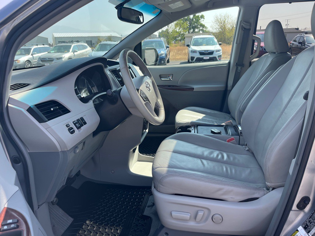 2011 Toyota Sienna Image 12