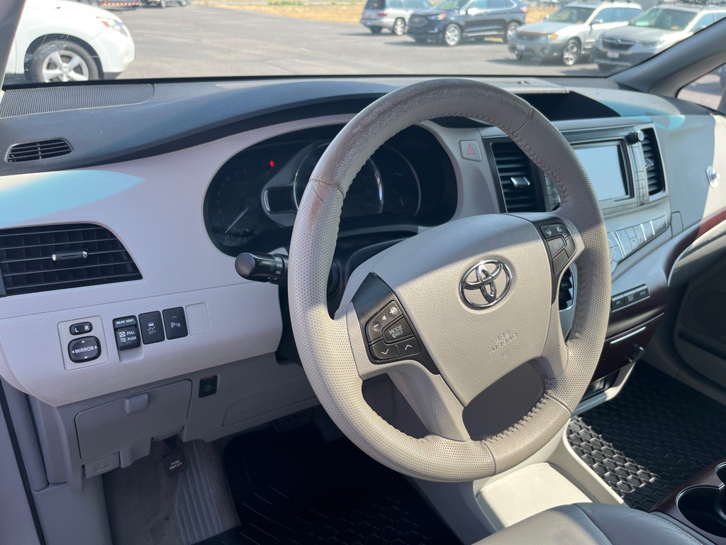 2011 Toyota Sienna Image 13