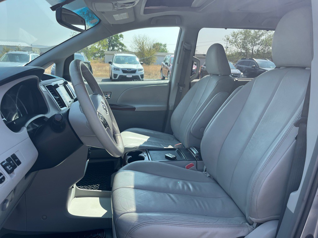 2011 Toyota Sienna Image 14
