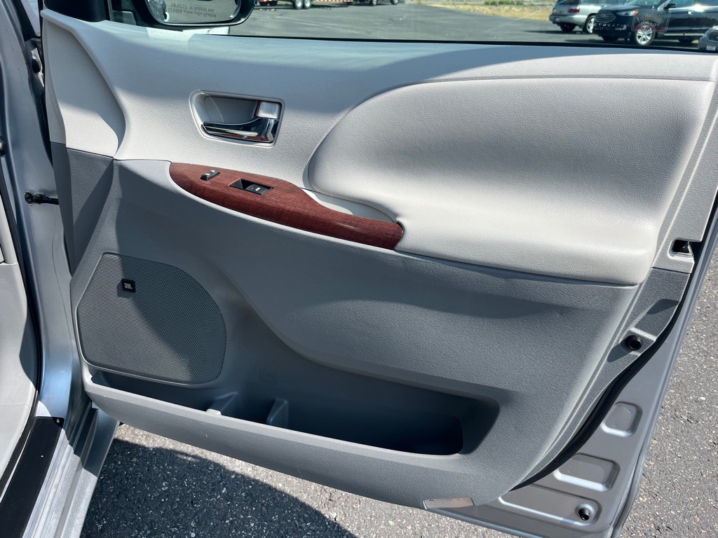 2011 Toyota Sienna Image 16