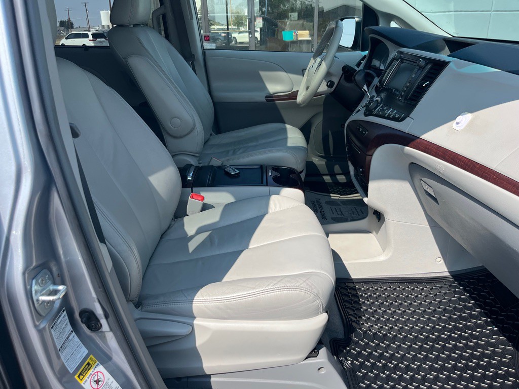 2011 Toyota Sienna Image 17