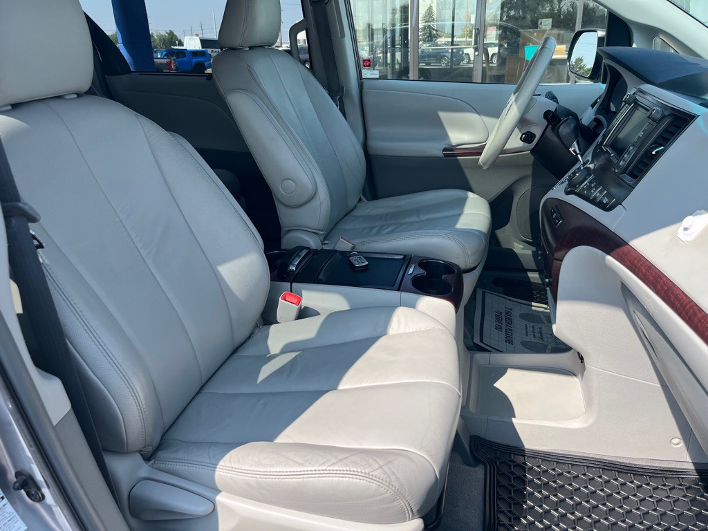 2011 Toyota Sienna Image 19