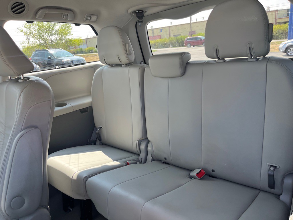 2011 Toyota Sienna Image 22