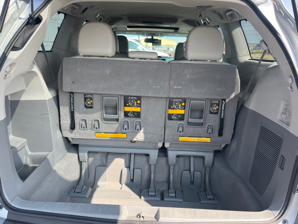 2011 Toyota Sienna Image 23