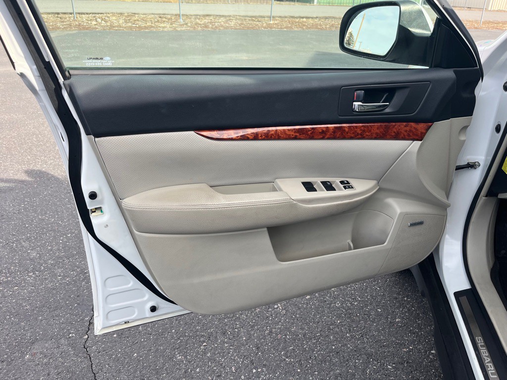 2010 Subaru Outback Image 11