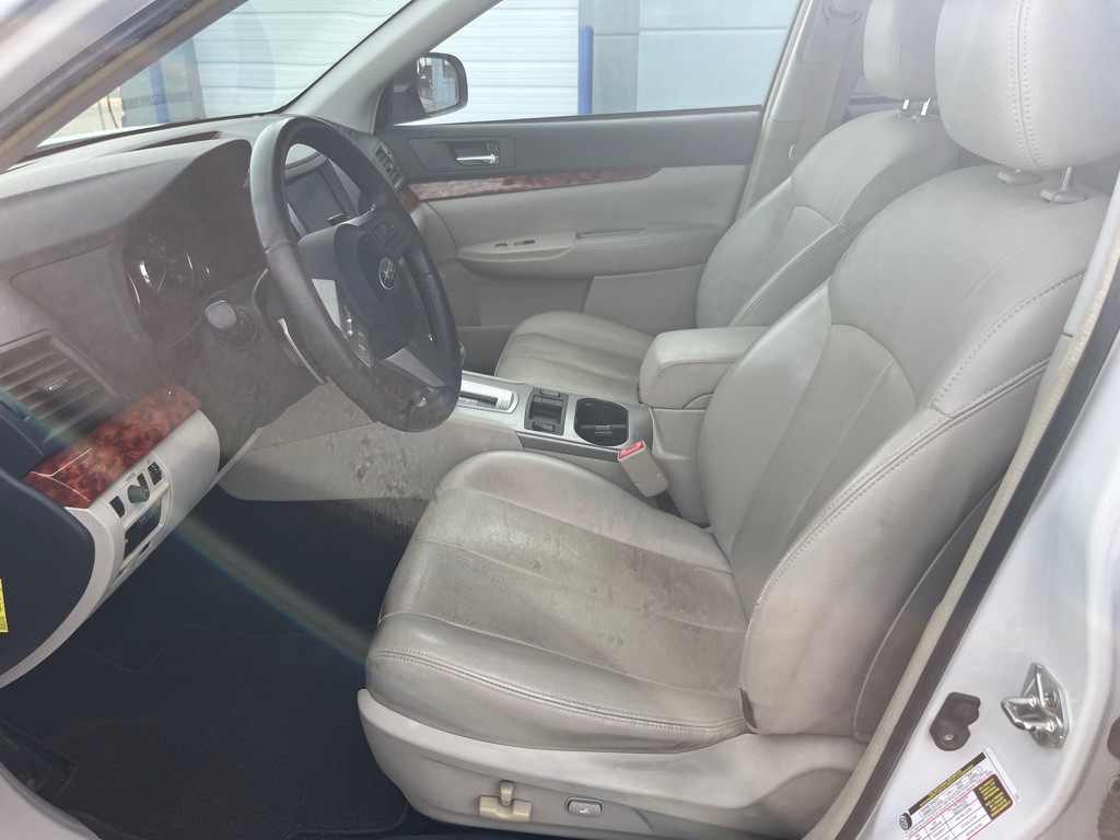 2010 Subaru Outback Image 12