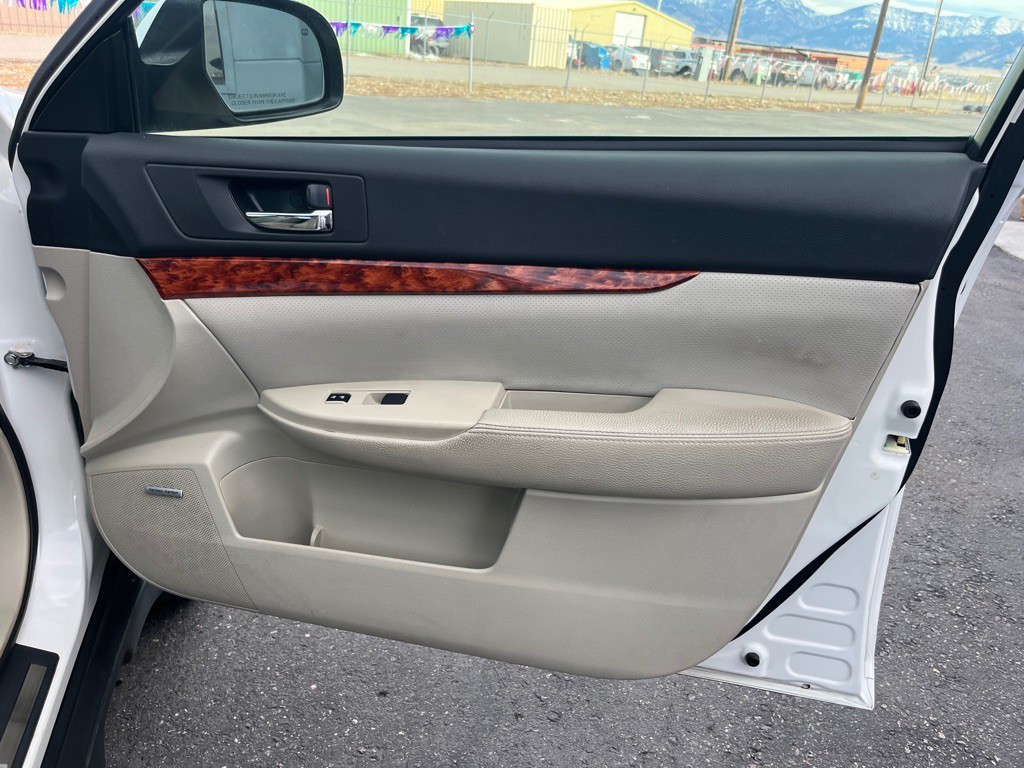2010 Subaru Outback Image 17