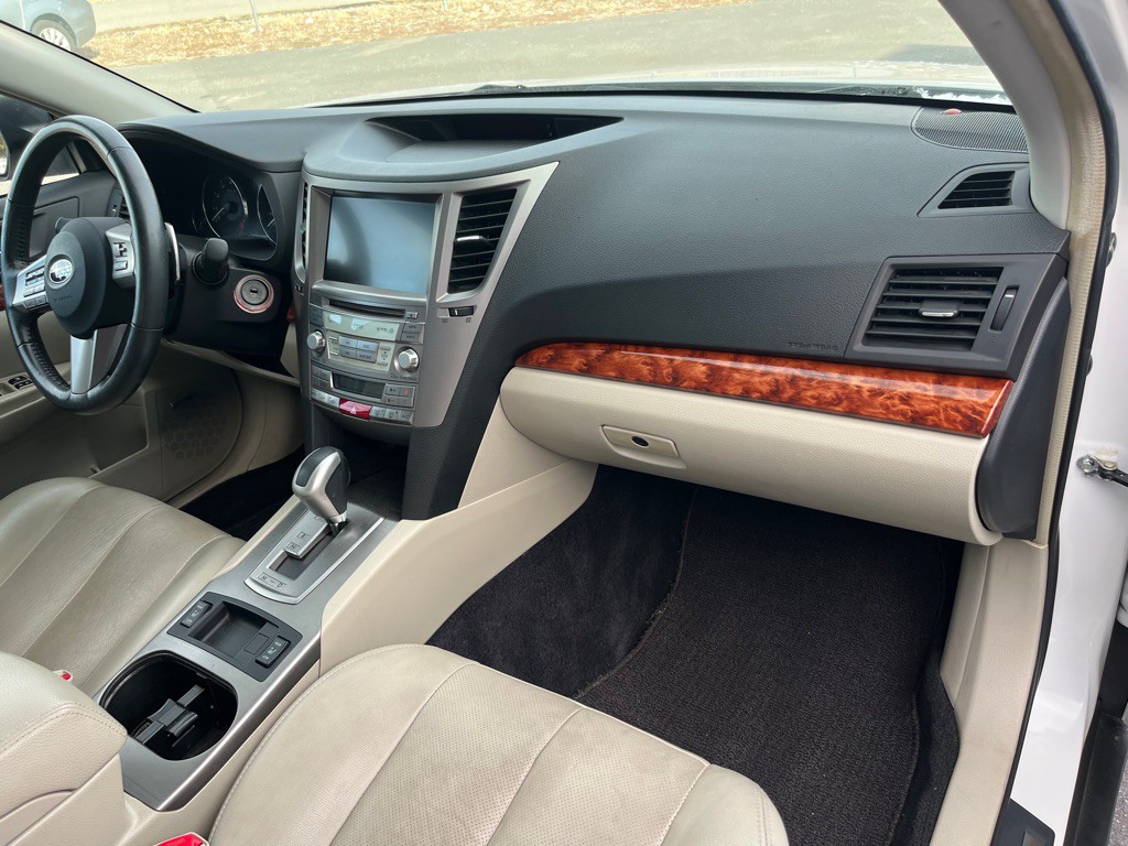 2010 Subaru Outback Image 19