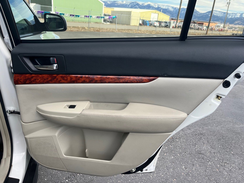 2010 Subaru Outback Image 21