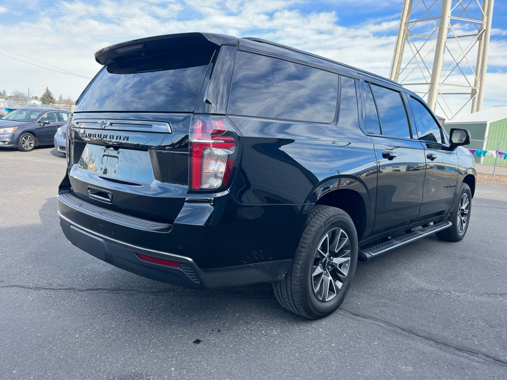 2022 Chevrolet Suburban Image 3