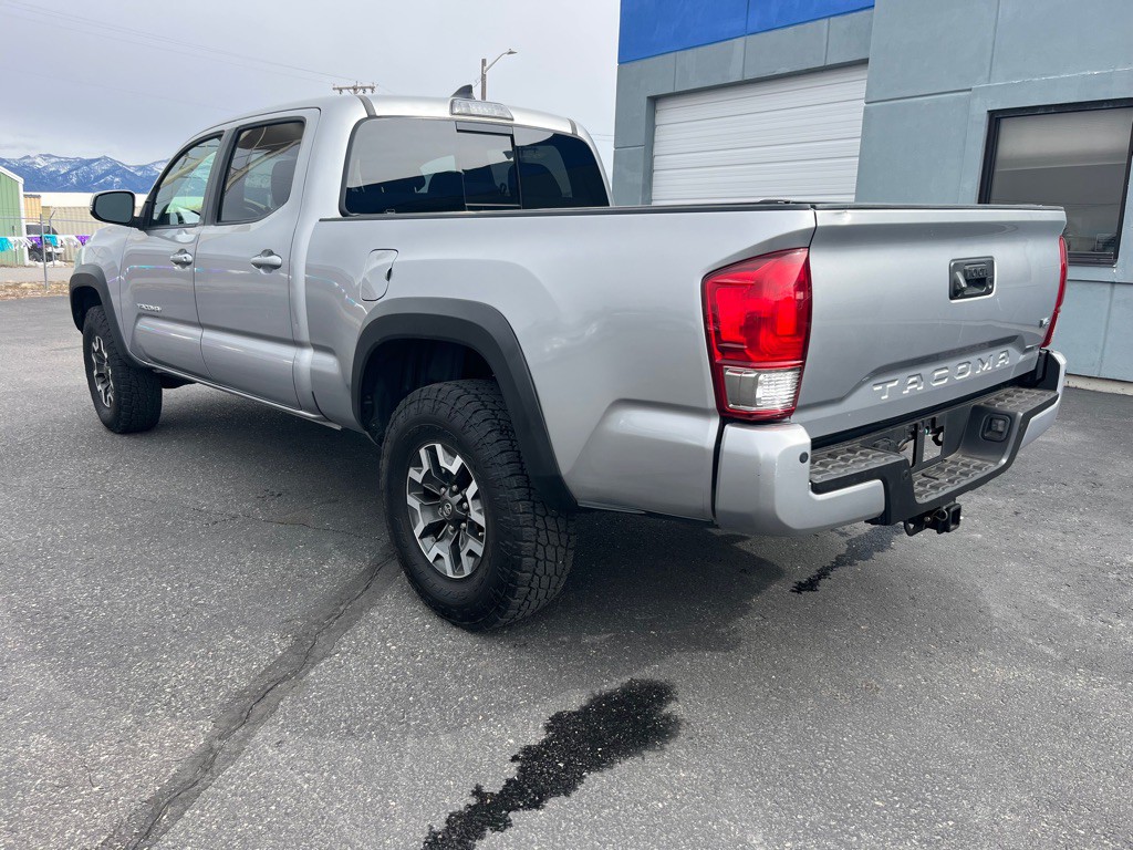 2017 Toyota Tacoma Image 4