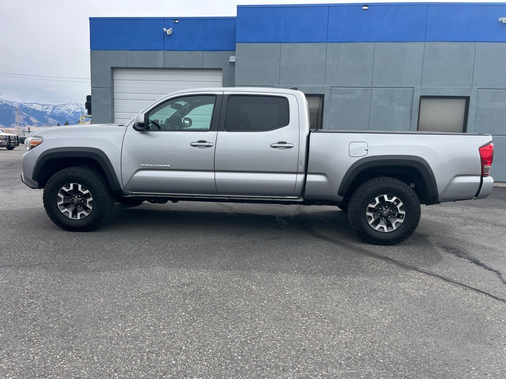 2017 Toyota Tacoma Image 5